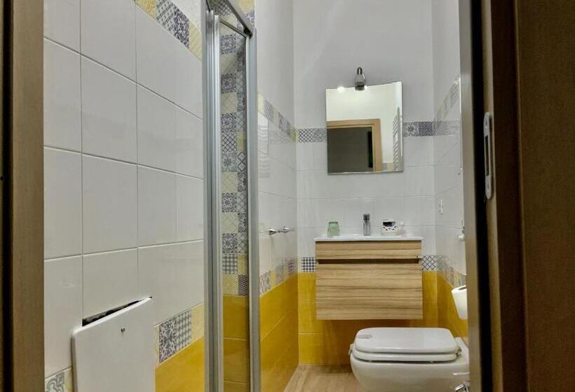 اتاق لوکس, A Room De  Scugnizzi