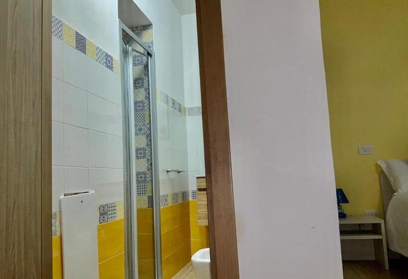 اتاق لوکس, A Room De Scugnizzi