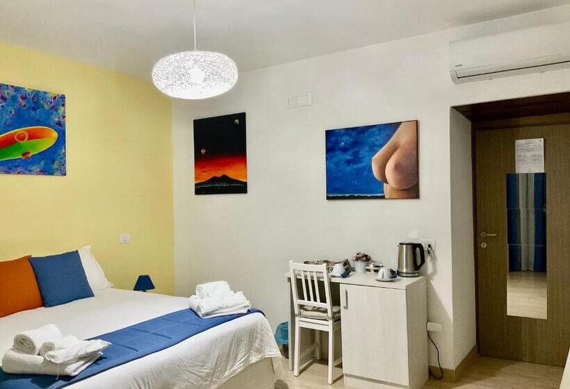 اتاق لوکس, A Room De  Scugnizzi