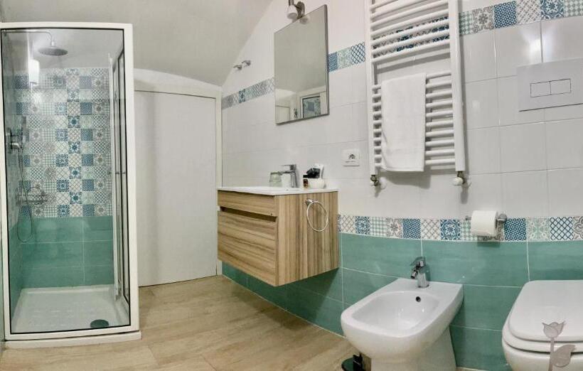 اتاق اجرایی سه نفره, A Room De Scugnizzi