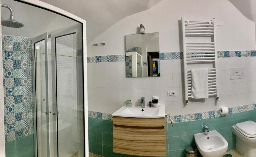 اتاق اجرایی سه نفره, A Room De Scugnizzi