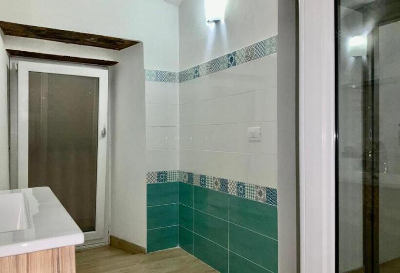 اتاق اجرایی سه نفره, A Room De Scugnizzi