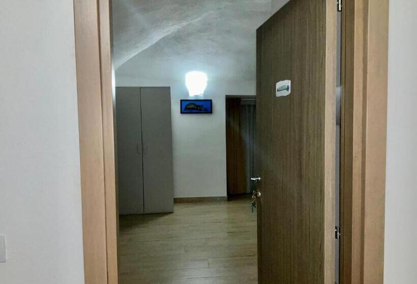 اتاق اجرایی سه نفره, A Room De  Scugnizzi