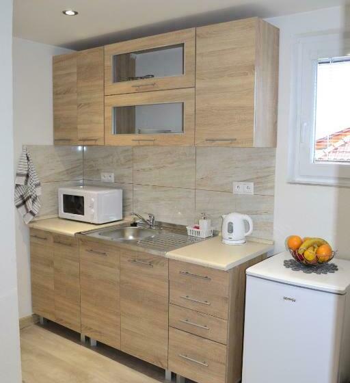 استودیوی استاندارد, Ubytovanie Athéna