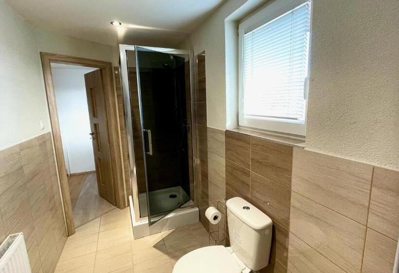 استودیوی استاندارد, Ubytovanie Athéna