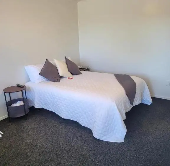 スタンダードスタジオ, Glenalmond Country Motels