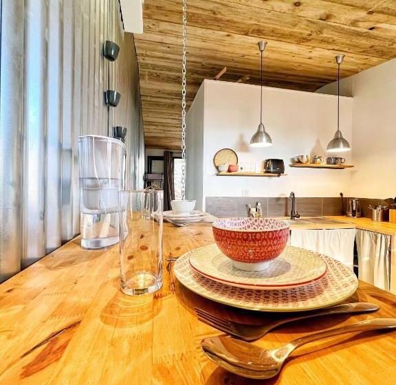 بانگلوی استاندارد, Villa Moai 974