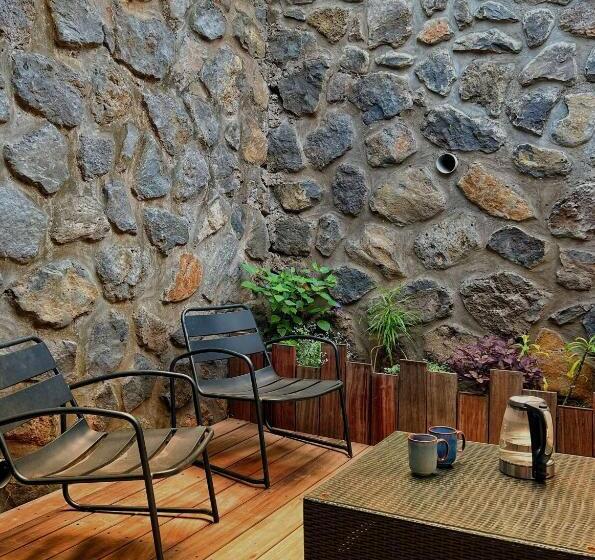 بانگلوی استاندارد, Villa Moai 974