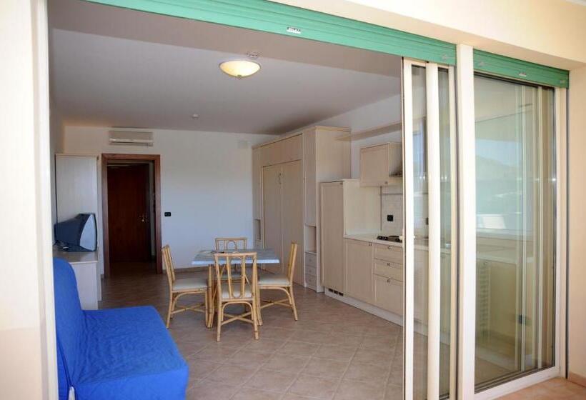 إستديو قياسى مطل على حمام السباحة, Lo Smeraldo