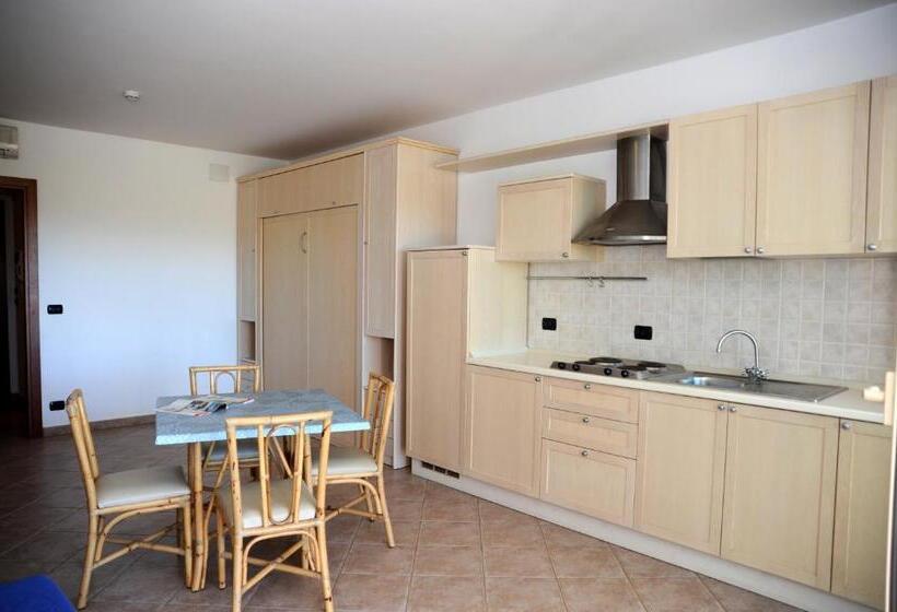 إستوديو قياسى مطل على البحر, Lo Smeraldo