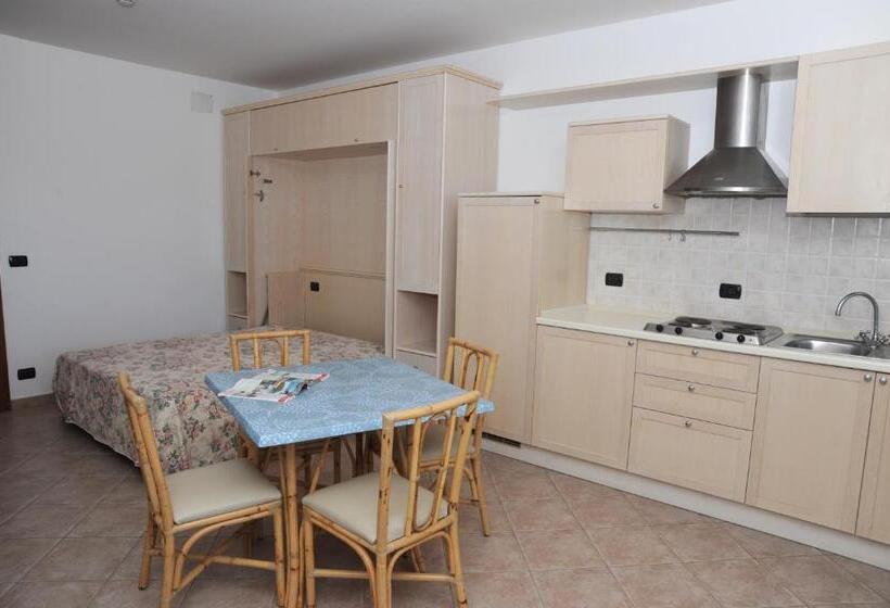 إستوديو قياسى مطل على البحر, Lo Smeraldo