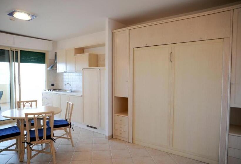 إستوديو قياسى مطل على البحر, Lo Smeraldo