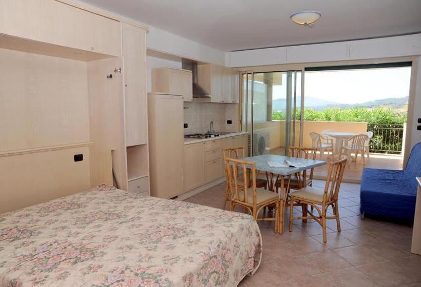 إستديو قياسى مطل على حمام السباحة, Lo Smeraldo