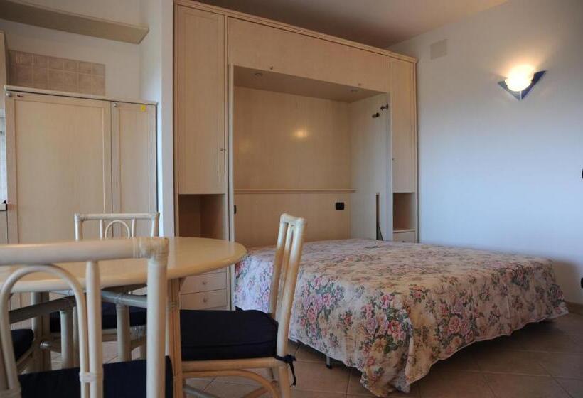 إستوديو قياسى مطل على البحر, Lo Smeraldo