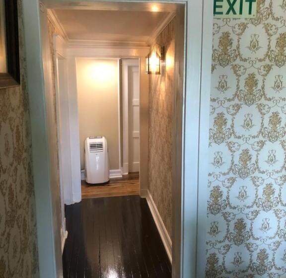 إستديو عائلى, Belmont Inn