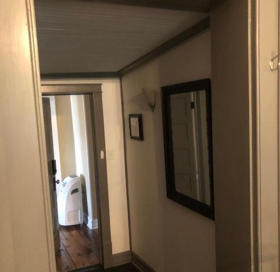 إستديو عائلى, Belmont Inn