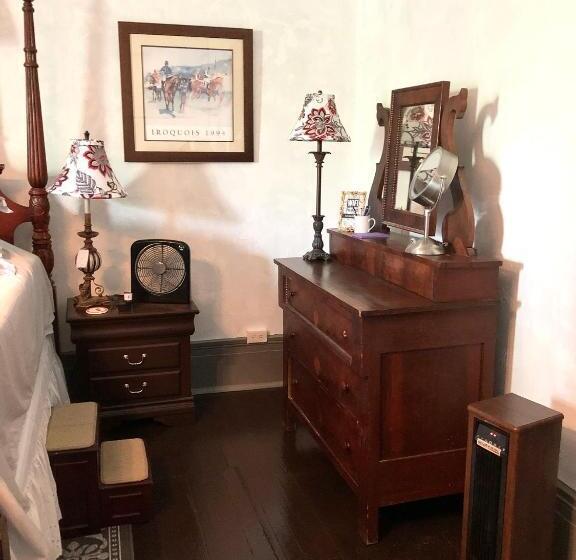 إستديو عائلى, Belmont Inn