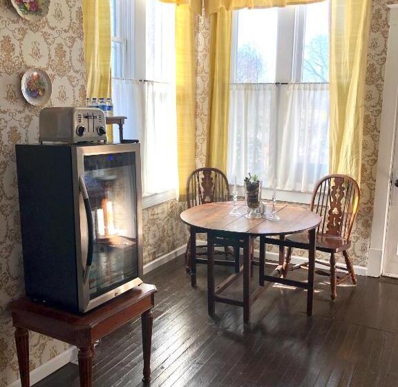 غرفة سوبيريور سرير كينج, Belmont Inn