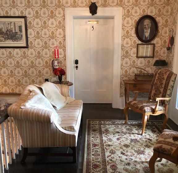 家庭房带园景, Belmont Inn