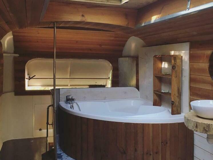 בקתה דלוקס, Cosmic English Bus 2 Floor