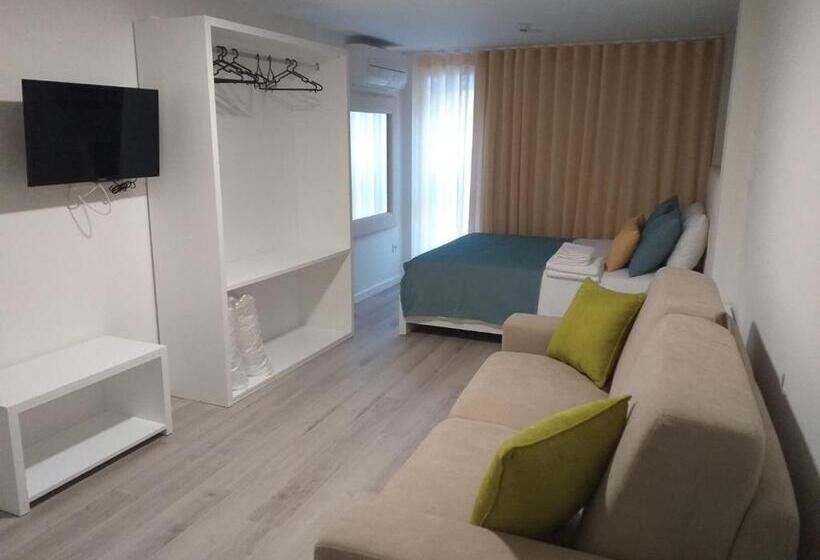 جناح عائلي, O Palacete