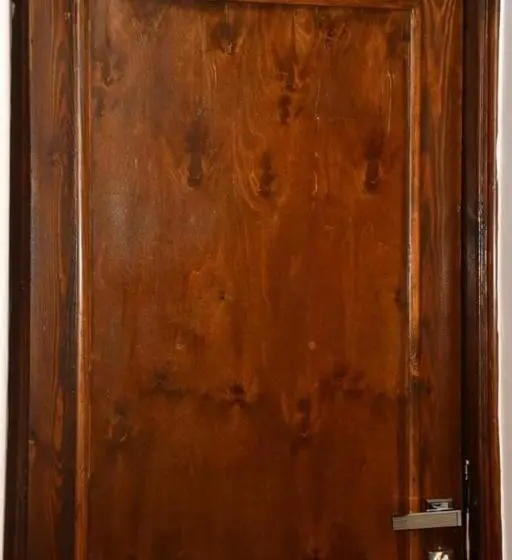 اتاق کلاسیک سه تخته, Om Abdallah