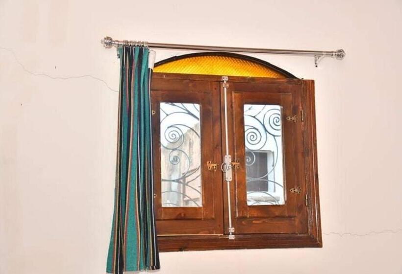 اتاق کلاسیک سه تخته, Om Abdallah