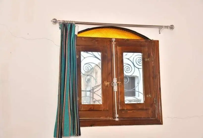 اتاق کلاسیک سه تخته, Om Abdallah