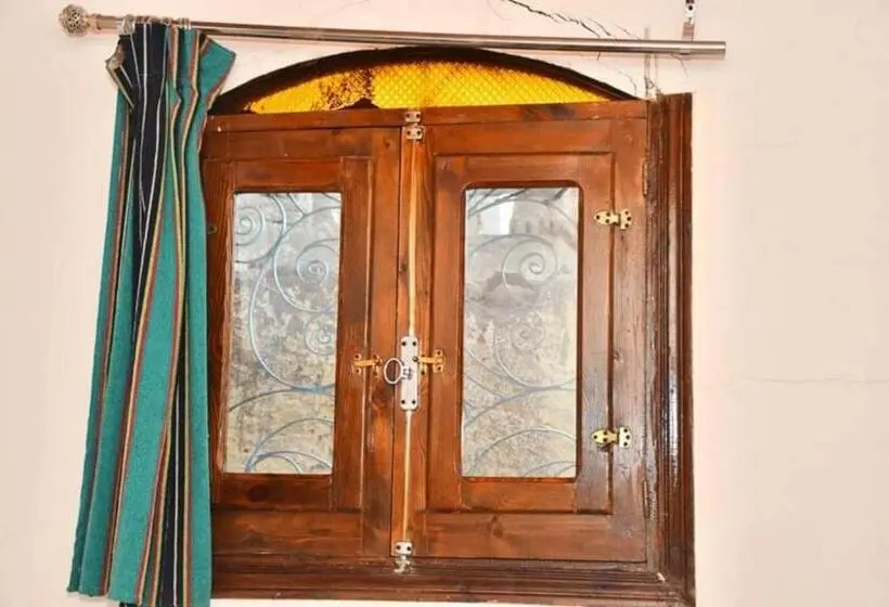 اتاق استاندارد, Om Abdallah
