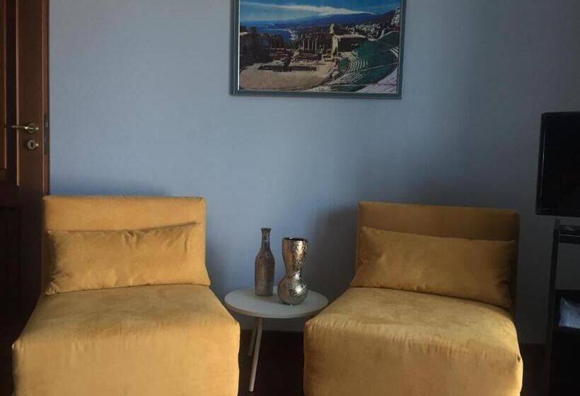 اتاق لوکس, Sentirsi A Casa