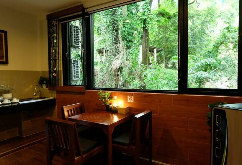 جناح جونيور ديلوكس, Namtok Sarika Resotel