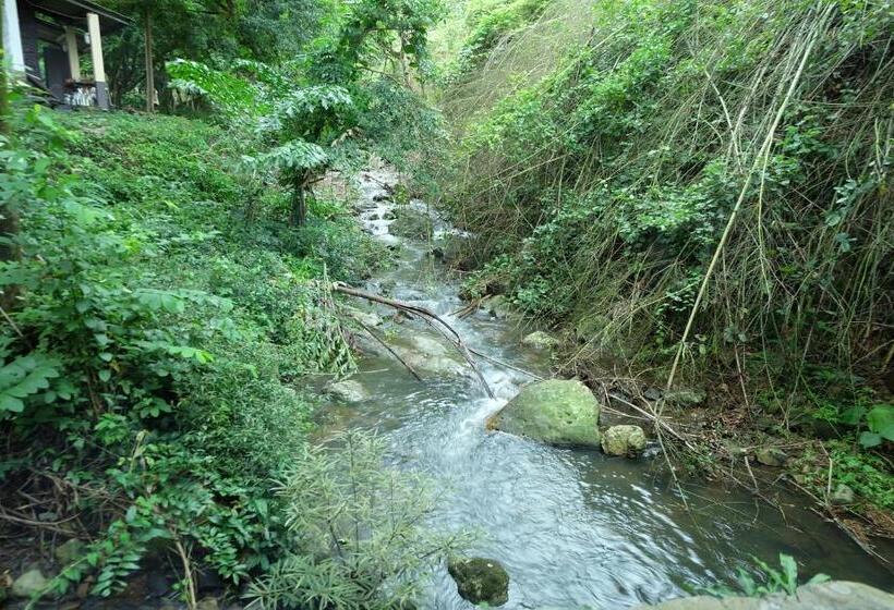 جناح جونيور ديلوكس, Namtok Sarika Resotel