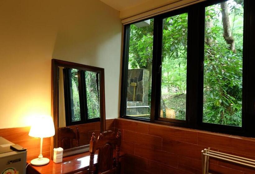 غرفة كومفورت ثلاثية, Namtok Sarika Resotel