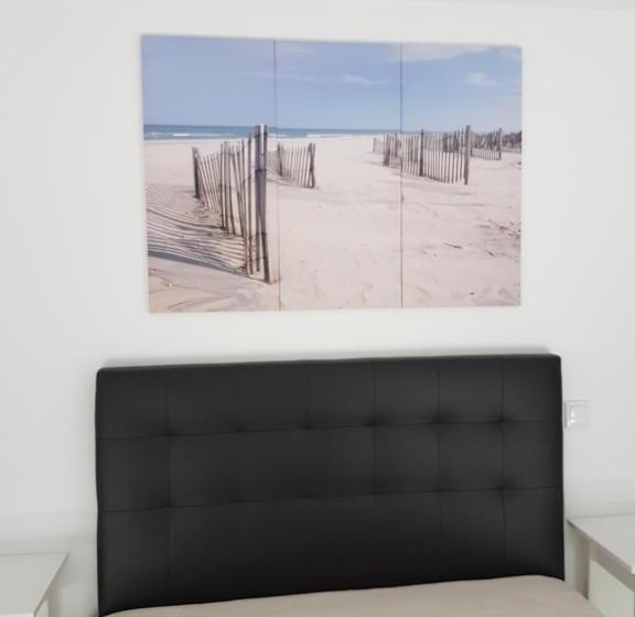 带露台的套间, Another Side