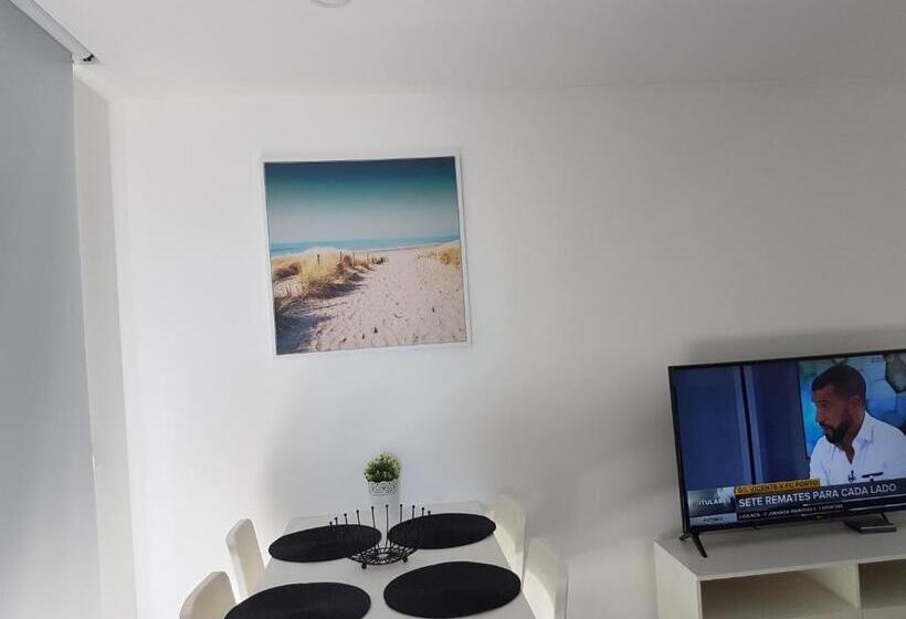 带露台的套间, Another Side