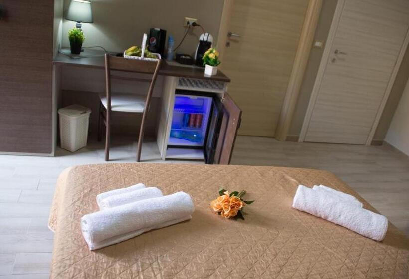 غرفة قياسية رباعية, Domos La Corte Ghibellina