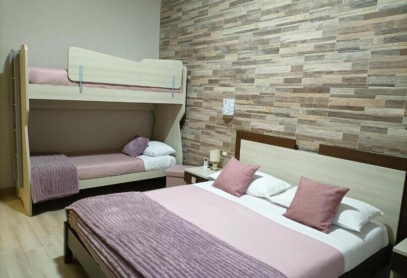 غرفة قياسية رباعية, Domos La Corte Ghibellina