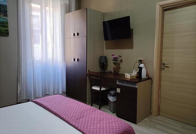 غرفة قياسية رباعية, Domos La Corte Ghibellina