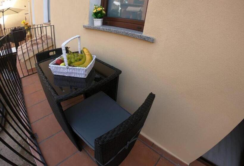 غرفة قياسية رباعية, Domos La Corte Ghibellina