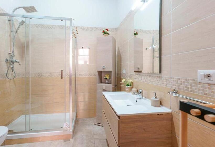 غرفة ديلوكس رباعية, Domos La Corte Ghibellina