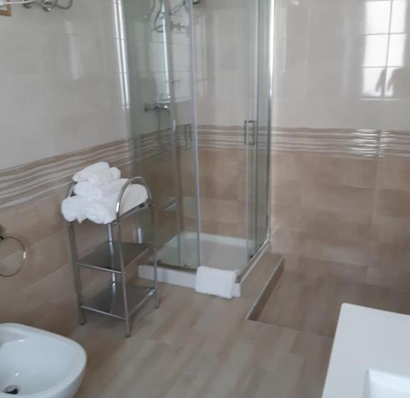 غرفة قياسية رباعية, Domos La Corte Ghibellina