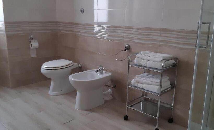 غرفة قياسية رباعية, Domos La Corte Ghibellina