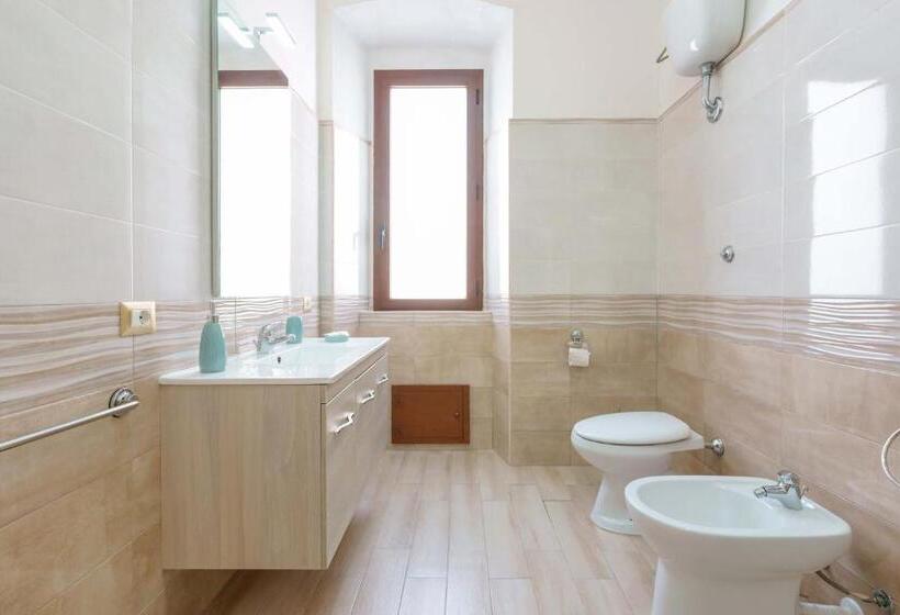 غرفة قياسية رباعية, Domos La Corte Ghibellina