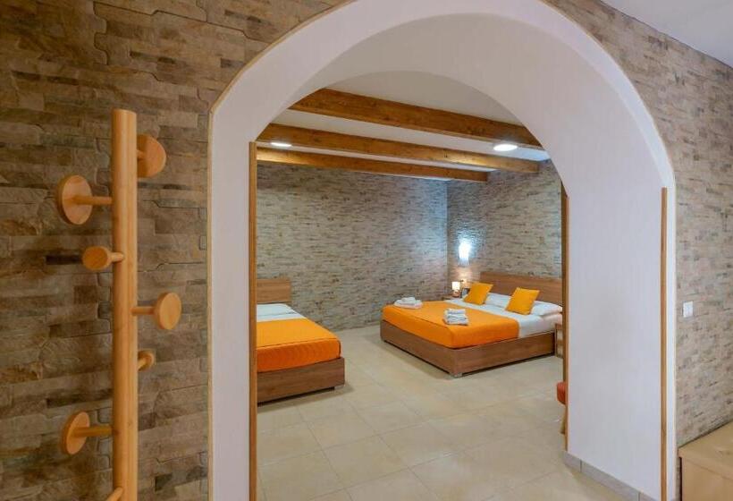 غرفة ديلوكس عائلية, Domos La Corte Ghibellina