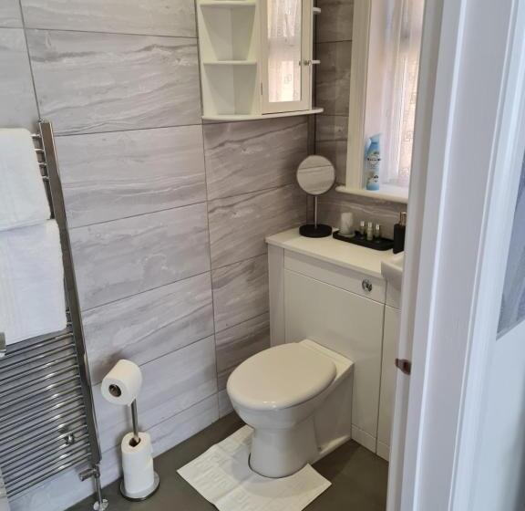 اتاق لوکس با تخت بزرگ, Marden Guest House