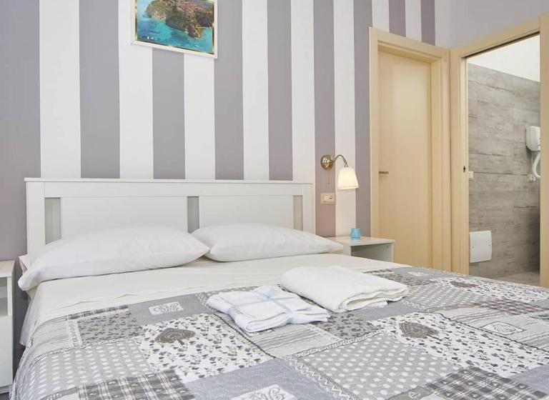 غرفة قياسية, Criselle