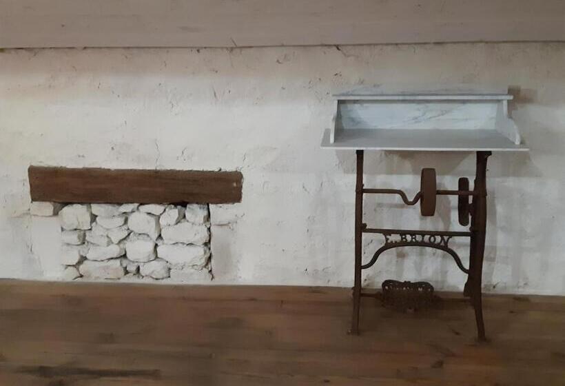 דירת חדר עם טרסה, Thunder Roadhouse