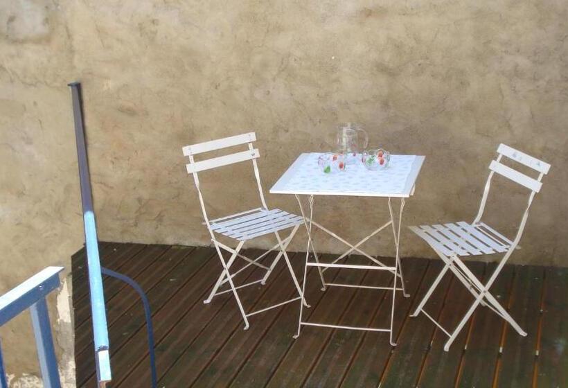 דירת חדר עם טרסה, Thunder Roadhouse