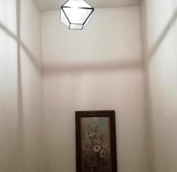 דירת חדר עם טרסה, Thunder Roadhouse