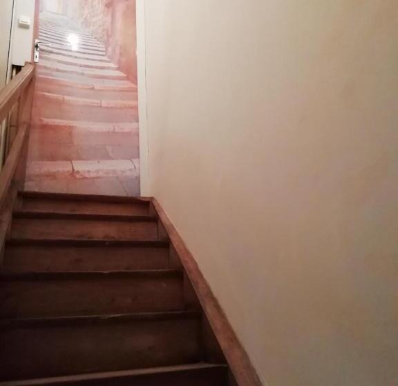 דירת חדר עם טרסה, Thunder Roadhouse